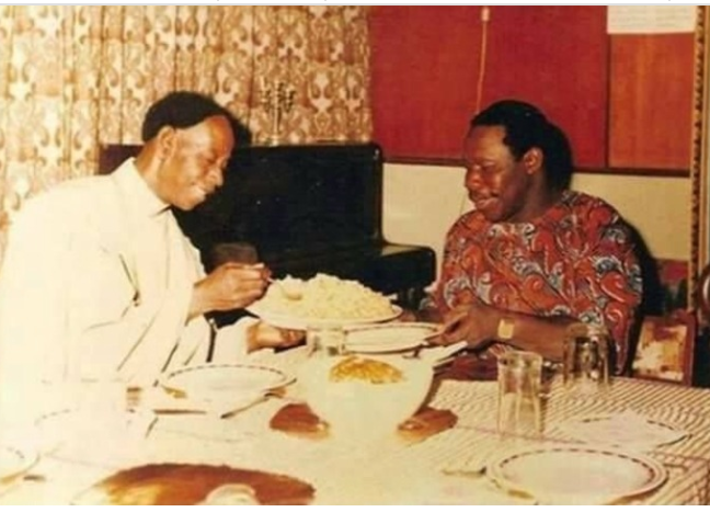 Picture of Obasanjo eating with Prophet Oshoffa surface on internet (photo)