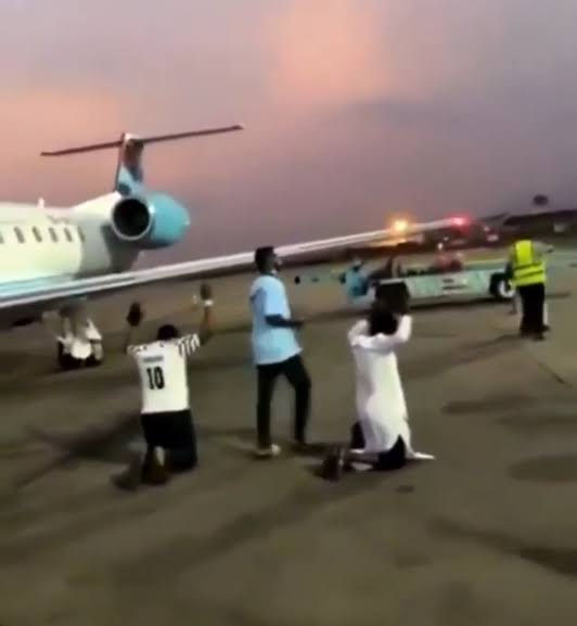 Airline passengers seen thanking God for safe landing: After the Plane was acting funny on air