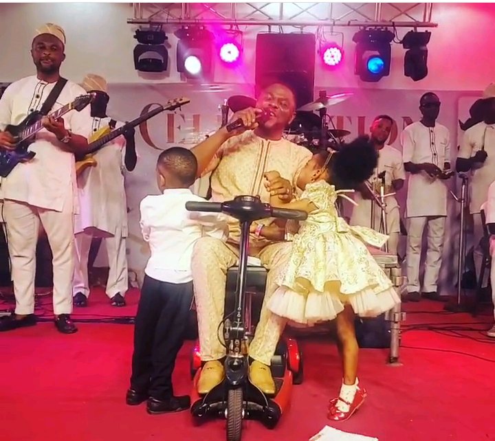 So lovely to watch: Yinka Ayefele’s Triplets Seen disturbing him while performing on stage at an event (Video)
